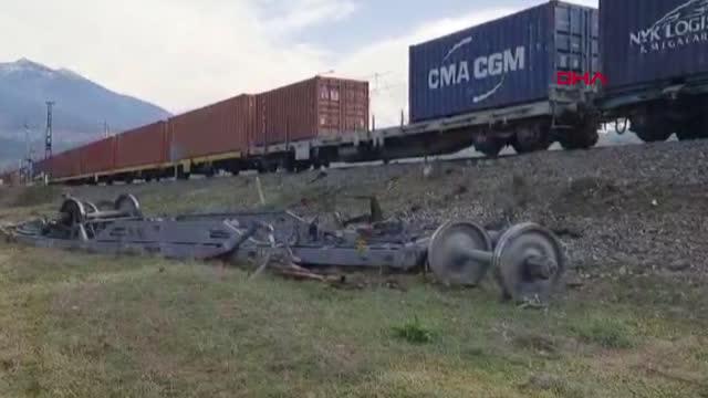 Adana' da yük treni raydan çıktı; 2 makinist yaralı