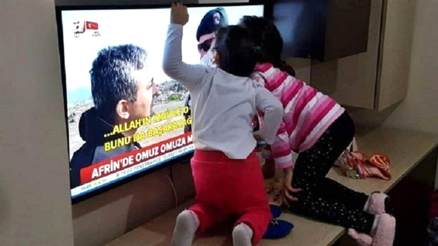 Afrin'deki Özel Harekatçı Babasını Gören Çocukların TV'yi Öptüğü Anlar Türkiye'yi Ağlattı