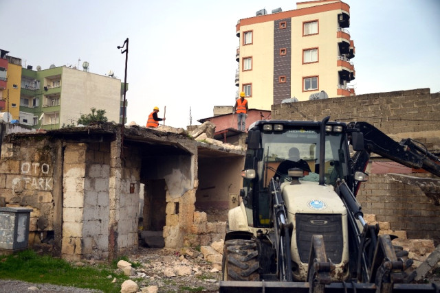 Akdeniz'de Metruk Binaların Yıkımı Sürüyor.