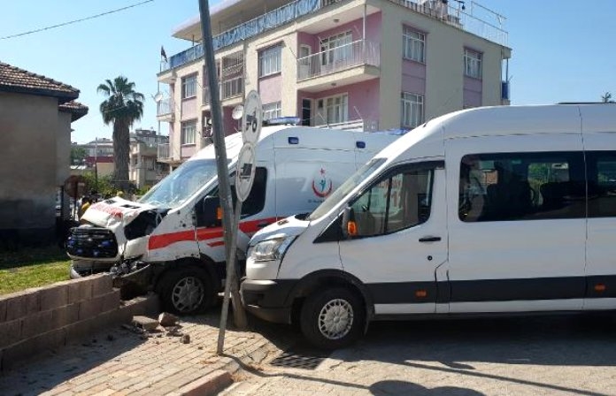 Ambulans, öğrenci servisi ile çarpıştı: 2 yaralı 