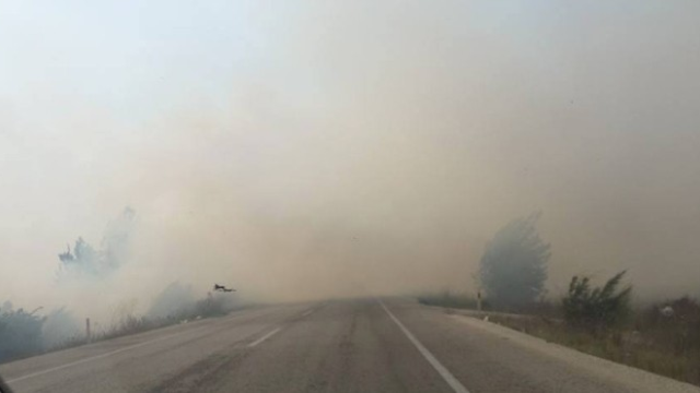 Anız Yangını Ana Yolu Trafiğe Kapattı