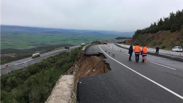 Yağmur Yolu Çökertti, Facia Ucuz Atlatıldı.