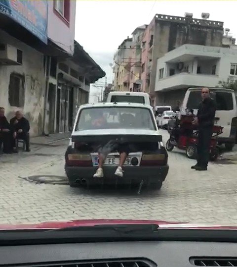 Bagajdan Sarkan Bir Çift Bacak Görenleri Şaşırdı 