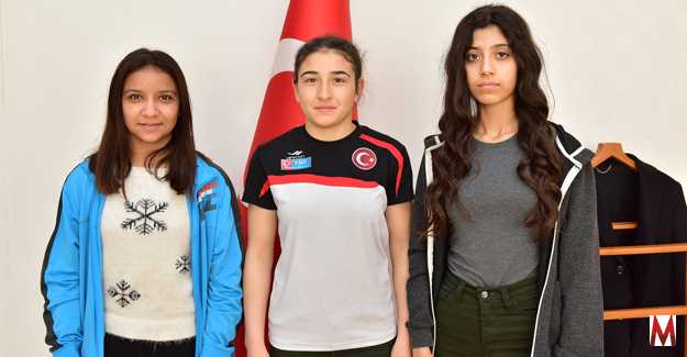 Bayan Güreşçilerimiz madalya ile döndü