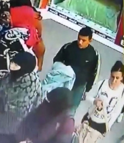 Bebek Arabasından Çanta Çalan Hırsızlar Güvenlik Kamerasına Yakalandı.