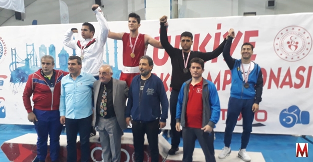 Boks şampiyonasında Bronz madalya aldı   