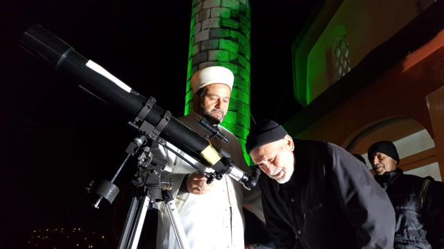 Camiye İlgiyi Arttırmak İçin Caminin Damına Teleskop Kurdu  