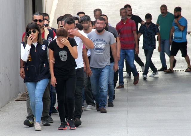 Çete Lideri Öğretmen Çıktı: Kendisi Yokken Eşi Oynatıyormuş