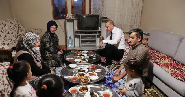 Cumhurbaşkanı Erdoğan'dan sürpriz ziyaret! Yer sofrasında iftar yaptı