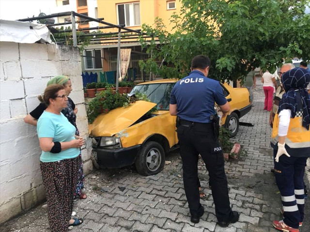 Dörtyol'da Otomobil Evin Duvarına Çarptı: 1 Yaralı