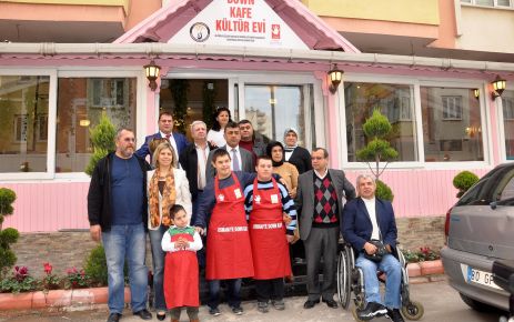 'Down Kafe Kültür Evi'nde, öncelik çalışanların memnuniyetinde