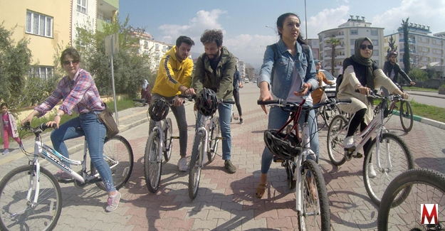 Down Sendromlu çocuklar, bisikletle gezip besleme yaptı  