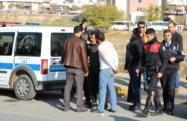 Düğün Konvoyundaki Silahı Almaya Çalışan Polise Saldırı.