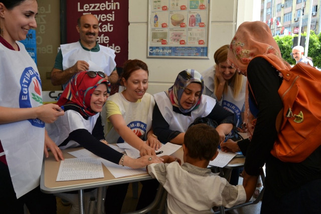 Eğitim-Bir-Sen'den Yetimlere Bayram Hediyesi