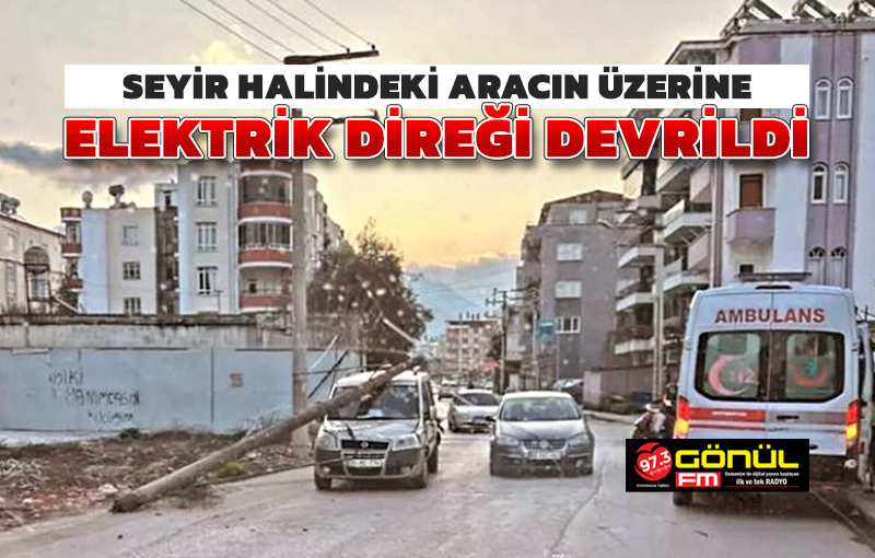 Seyir halindeki aracın üzerine elektrik direği devrildi