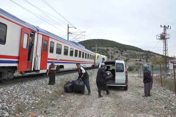 Elektrikler Kesilince, Yolcu Treni Yolda Kaldı!