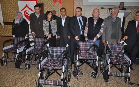  Engelli vatandaşlara tekerlekli sandalye dağıtıldı