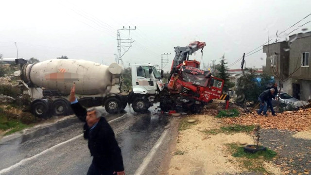 Erdemli'de Trafik Kazası: 3 Yaralı.