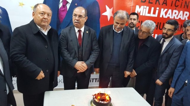  Erdoğan'ın Doğum Günü MHP Seçim Bürosunda Pastayla Kutlandı