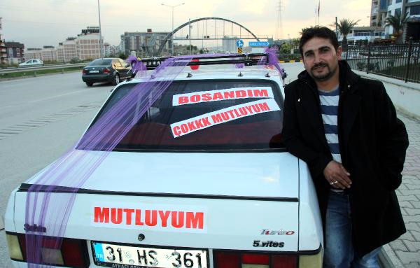 Eşinden Boşandı, Otomobiliyle 'Çok Mutluyum' Turu Attı!