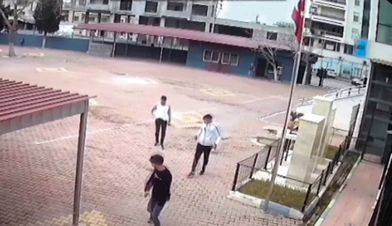 Okul kantininden hırsızlık yapan 4 kişi kamerada