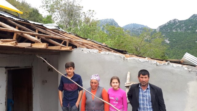 Fırtınada Evlerinin Çatısı Uçan Aile Yardım Bekliyor 