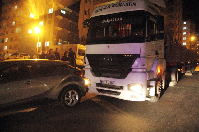 Freni Boşalan Tır Park Halindeki Otomobile Çarptı.