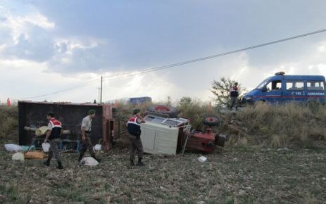  Freni boşalan traktör zeytin ağaçlarına çarptı: 4 yaralı