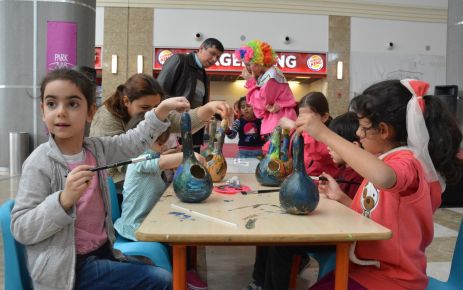 Garip kuşun renkli yuvasını çocuklar yaptı