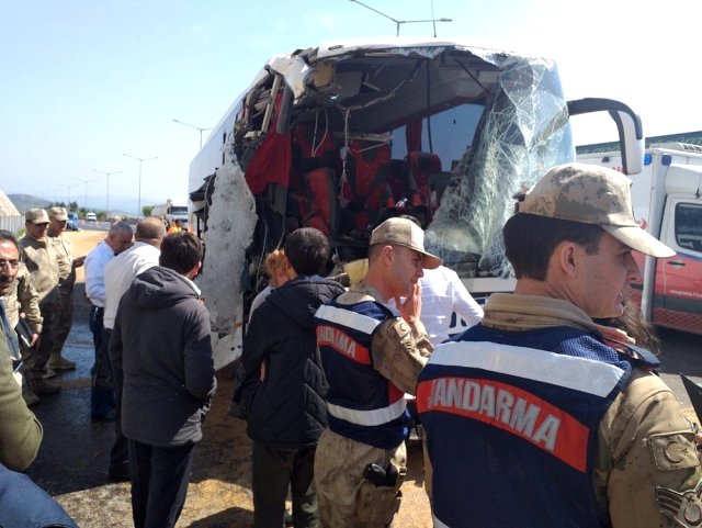 Gaziantep'te Yolcu Otobüsü Buğday Yüklü Tıra Çarptı: 20 Yaralı 