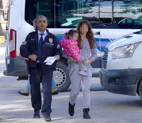 Genç Kadın Sokağa Çıktı Diye Dayak Yedi, Polise Sığındı!