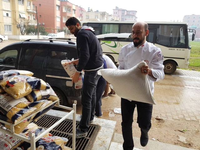 Gönüllü Aşçılar, Reyhanlı'daki Savaş Mağdurlarına Gıda Yardımında Bulundu.