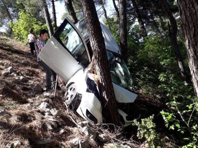 Osmaniye'de kontrolden çıkan araç uçuruma düşmekten son anda kurtuldu