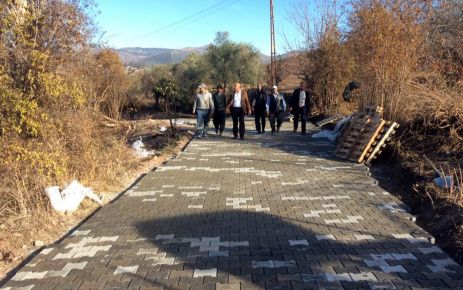  Hasanbeyli'de 40 yıl önce açılan yola parke döşendi