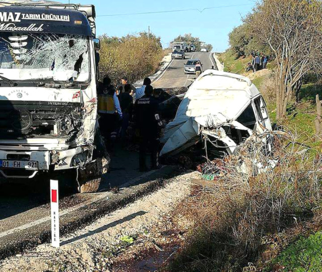 Mültecileri Taşıyan Minibüs ile Kamyon Çarpıştı: 10 Ölü, 7 Yaralı.