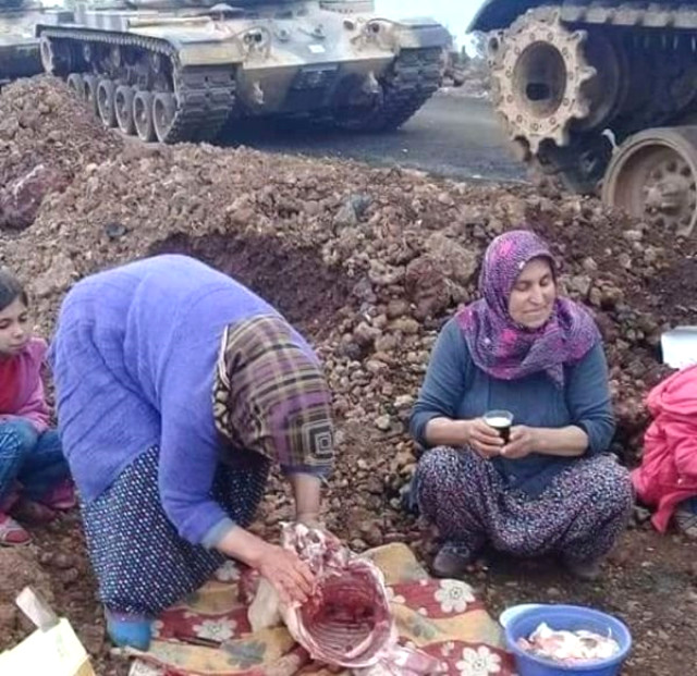 Hatay'da Yörük Çadırındaki Anneler, Mehmetçik'in Yanına Gidip Kurban Kesti.
