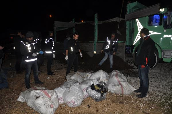 Hayvan Gübresinin Altından 140 Kilo Esrar Çıktı.