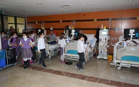 İlkokul öğrencilerinden diyaliz hastalarına ziyaret