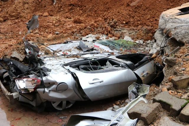 İstinat Duvarı Çöktü Araçlar Toprak Altında Kaldı.