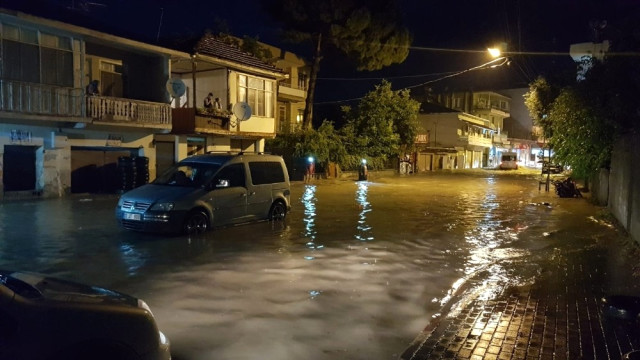  Kadirli'de Şiddetli Yağmur Su Baskınlarına Neden Oldu