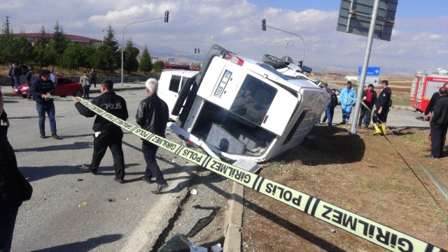 Kahramanmaraş'ta Polis Minibüsü ile Ticari Araç Çarpıştı: 5 Yaralı!
