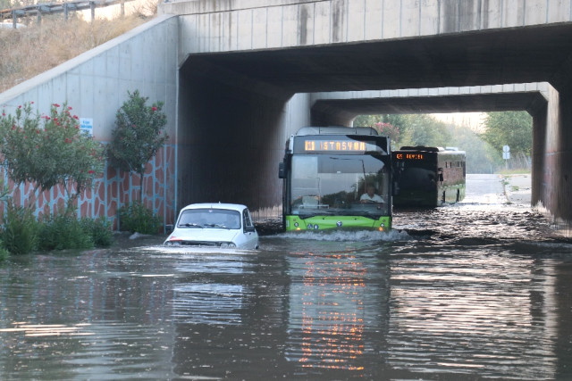  Kanal Taştı, Alt Geçit Sular Altında Kaldı