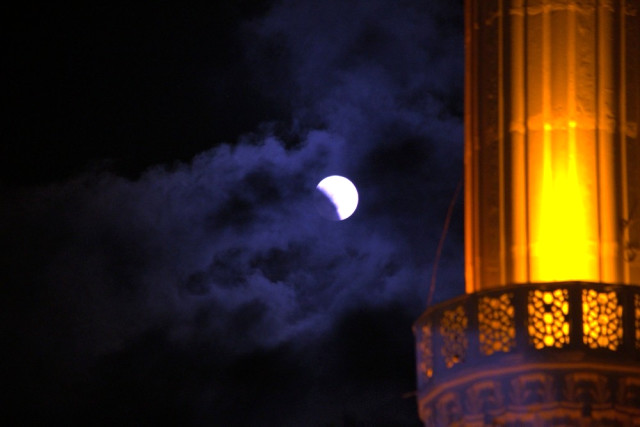  Kanlı Ay Tutulmasına Cami ve Türk Bayrağı Manzarası Çok Yakıştı