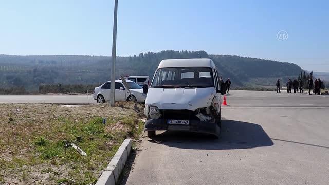 Minibüsle otomobil çarpıştı: 3 yaralı