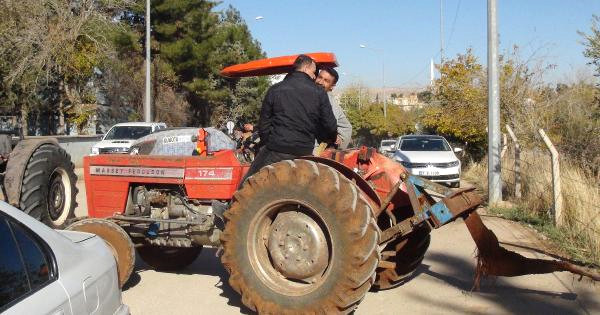 Kazalara Tepki İçin Traktörlerle Yol Kapattılar.