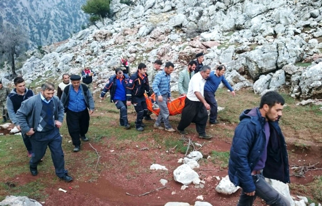 Keçi Otlatırken Kayalıklardan Düşen Yaşlı Adam, 2 Kilometre Boyunca Sedye ile Taşındı!