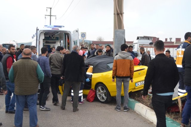 Kontrolden Çıkan Otomobil Direğe Çarptı: 2 Yaralı