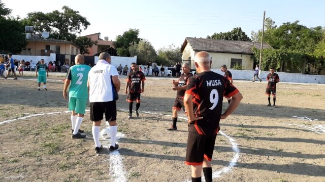 Köylüler 70 yıllık çöplüğü futbol sahası yaptılar