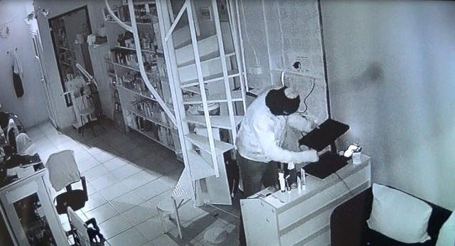 Kuaförden Bilgisayar Hırsızlığı Kamerada.