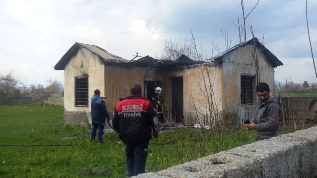 Kullanılmayan Okul Lojmanı Alev Alev Yandı 